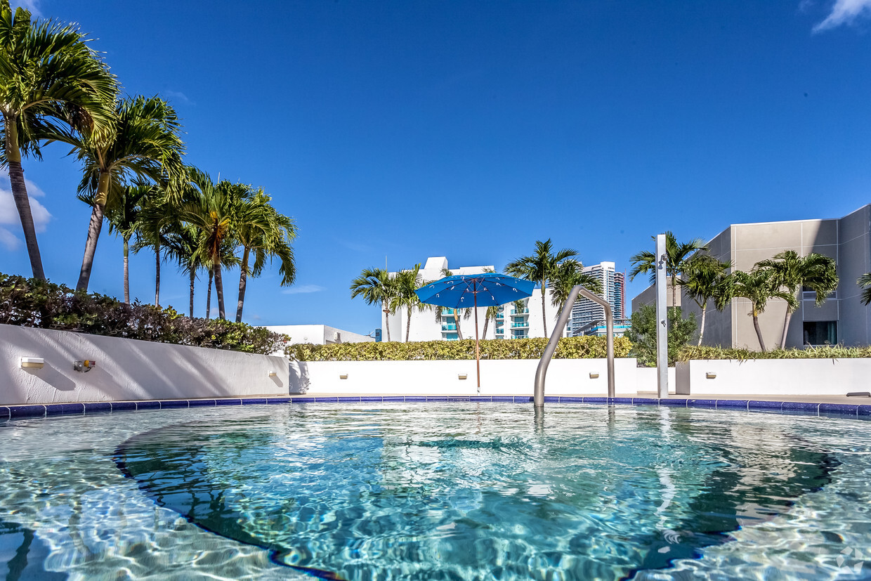 one-plaza-miami-fl-building-photo (2)